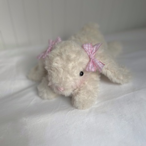 �Ellie - horgolt nyuszi masnival - Coquette stílusú egyedi fekvő amigurumi plüss - játék & sport - plüssállat & játékfigura - nyuszi - Meska.hu