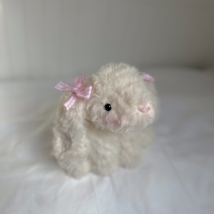 �Ellie - horgolt nyuszi masnival - Coquette stílusú egyedi fekvő amigurumi plüss - játék & sport - plüssállat & játékfigura - nyuszi - Meska.hu