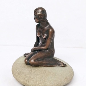 A kis hableány - Koppenhága - bronz figura lapos kavicson - bronz, kő - művészet - szobor - fém - Meska.hu