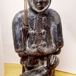 Inuit fókavadász felfegyverkezve, zsákmányával együtt Wolf Original szignált szappankő kisplasztika, Művészet, Szobor, Kő, Szobrászat, MESKA