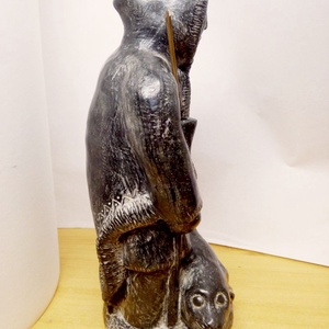 Inuit fókavadász felfegyverkezve, zsákmányával együtt Wolf Original szignált szappankő kisplasztika - művészet - szobor - kő - Meska.hu