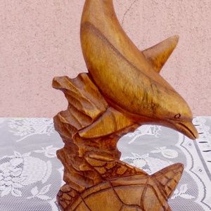 Faragott delfin teknőssel Indonéziából, egyedi kézműves munka. 30cm., Művészet, Szobor, Fa, Famegmunkálás, MESKA