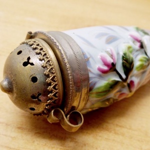 Bécsi domború felületű virágmintás porcelán pipafej réz kupakkal, Ausztriából - otthon & életmód - dekoráció - asztal és polc dekoráció - hamutál, öngyújtó, pipa - Meska.hu