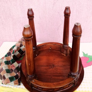 Polgári stílusú asztalka, kockás posztó huzattal az 1920-s évekből. Egyedi ritkaság - otthon & lakás - bútor - asztal - Meska.hu
