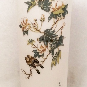 Modern kézműves tejüveg váza Hongkongból. Gyönyörű indás és madaras mintával, Otthon & Lakás, Dekoráció, Virágdísz és tartó, Váza, Üvegművészet, MESKA
