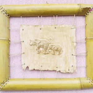 Afrikai törzsi irhabőr dekoráció. Elefántos bambuszkeretes  dombormű., Otthon & Lakás, Dekoráció, Fali és függő dekoráció, Függődísz, Bőrművesség, MESKA