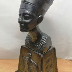 Nefertiti az egyiptomi Ehnaton fáraó felesége, hieroglifákkal díszítve, Művészet, Szobor, Fém, Szobrászat, MESKA