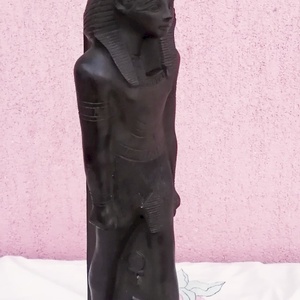 Fekete fáraó álló szobor körben egyiptomi szimbólumokkal, és hieroglifákkal, Művészet, Szobor, Kő, Szobrászat, MESKA