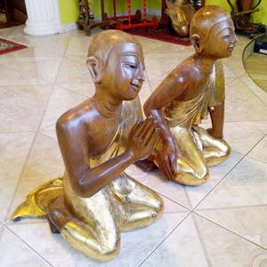 Shaolin szerzetesek szobor páros tűzi-aranyozott köntösben Indiából, tömör keményfa 65cm. - Meska.hu