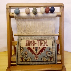 Régi szövőszék makett. Ma-Tex félig készült szőnyeg dekorációval, favázzal - művészet - makett, modell - Meska.hu