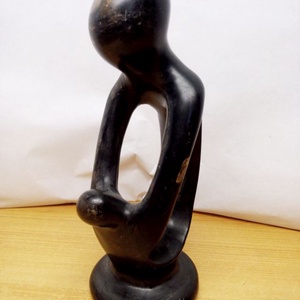 Modern fekete gránit szobor: Gyermekét dajkáló anya, egyedi szobrász műtárgy, Művészet, Szobor, Kő, Szobrászat, MESKA