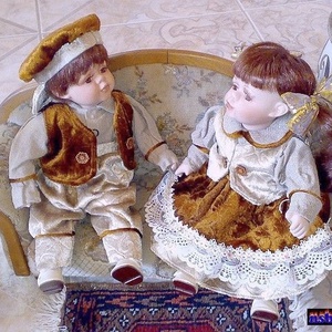 Retro népviseletbe öltöztetett porcelán babapár, kisfiú, és kislány kézműves ruhákban, Játék & Sport, Baba & babaház, Baba, Népi játék és hangszerkészítés, MESKA