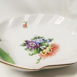 Levél forma, virág mintás aranyozott peremű Herendi porcelán tálca - otthon & életmód - konyhafelszerelés, tálalás - tálalás - tálca - Meska.hu