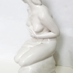 Fürdés után. Porcelán akt nagy méret. Oláh Sándor képzőművész alkotása 1959. - művészet - szobor - kerámia - Meska.hu