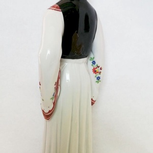 Népviseltbe öltözött hímzett ruhás kalapos legényke. Hollóházi porcelán figura antik jelzéssel - művészet - szobor - kerámia - Meska.hu