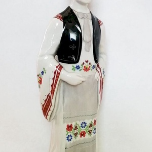 Népviseltbe öltözött hímzett ruhás kalapos legényke. Hollóházi porcelán figura antik jelzéssel, Művészet, Szobor, Kerámia, Kerámia, MESKA