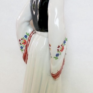 Népviseltbe öltözött hímzett ruhás kalapos legényke. Hollóházi porcelán figura antik jelzéssel - művészet - szobor - kerámia - Meska.hu