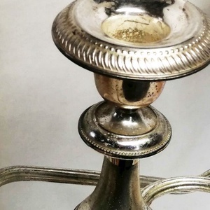 Ezüstözött neobarokk stílusú ívelt karos asztali gyertyatartó. Retro iparművészeti alkotás - otthon & életmód - gyertya, illat, aroma - gyertyatartó - Meska.hu