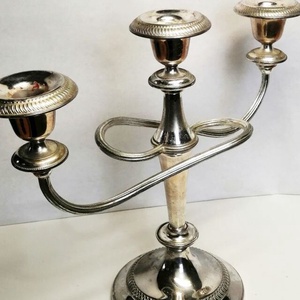 Ezüstözött neobarokk stílusú ívelt karos asztali gyertyatartó. Retro iparművészeti alkotás - otthon & életmód - gyertya, illat, aroma - gyertyatartó - Meska.hu