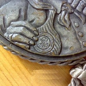 Viaszból öntött zsinóros fali függeszték kalapos öregúrral - otthon & életmód - dekoráció - fali és függő dekoráció - falra akasztható dekor - Meska.hu