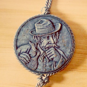 Viaszból öntött zsinóros fali függeszték kalapos öregúrral - otthon & életmód - dekoráció - fali és függő dekoráció - falra akasztható dekor - Meska.hu