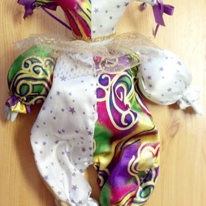 Porcelán fejű bohóc baba selyem öltözetben, Művészet, Más gyűjtemények, Baba-és bábkészítés, MESKA