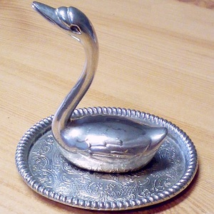 Art Deco gyűrűtartó. Ezüstözött hattyú szoborral - esküvő - kiegészítők - gyűrűtartó & gyűrűpárna - Meska.hu