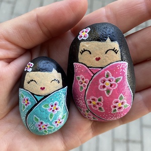 Japán babák - festett kavics - művészet - festmény - festmény vegyes technika - Meska.hu