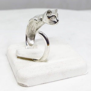 Ezüst macska, cica gyűrű, állítható, ötvösmunka, 925 ezüst, Ékszer, Gyűrű, Figurális gyűrű, Ékszerkészítés, Ötvös, Ezüst macska, cica gyűrű, állítható
Anyaga: Ezüst 925 (sterling)
Súlya: 4,1g
Mérete: Állítható, de ..., MESKA