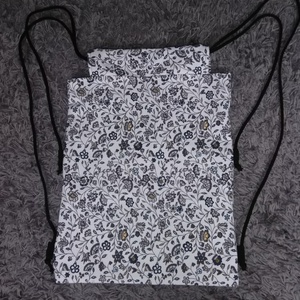 fekete/fehér virág mintás hátizsák -  - Meska.hu