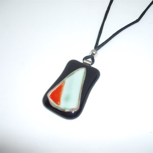 ÜVEGMEDÁL, fekete-halványzöld-narancspiros, Ékszer, Nyaklánc, Medálos nyaklánc, Ékszerkészítés, Üvegművészet, MESKA