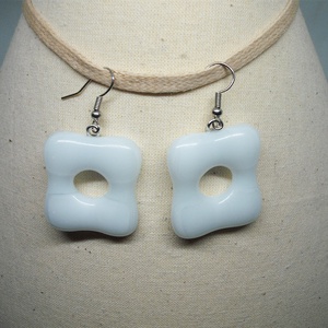 ÜVEG FÜLBEVALÓ, fehér, Ékszer, Fülbevaló, Lógó fülbevaló, Ékszerkészítés, Üvegművészet, MESKA