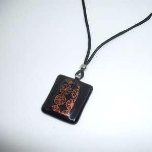 ÜVEGÉKSZER, fekete-piros színű, virágmintázatú medál, Ékszer, Ékszerszett, Ékszerkészítés, Üvegművészet, ÜVEGMEDÁL, fusing (olvasztott) technikával készített egyedi üveg medál, fekete színű üvegből, piros..., MESKA