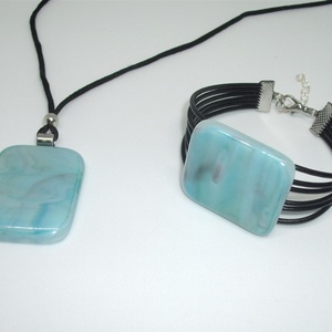 ÜVEG MEDÁL KARKÖTŐVEL türkiz színű üvegből - Meska.hu