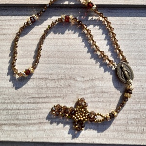 Swarovski gyöngy rózsafüzér, katolikus rózsafüzér köztessel , Swarovski gyöngyökből fűzött kereszttel.  - Meska.hu