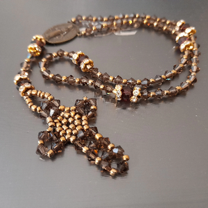 Swarovski gyöngy rózsafüzér, katolikus rózsafüzér köztessel , Swarovski gyöngyökből fűzött kereszttel.  - otthon & életmód - vallás - lánc & füzér - Meska.hu