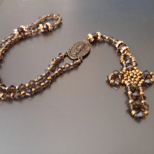 Swarovski gyöngy rózsafüzér, katolikus rózsafüzér köztessel , Swarovski gyöngyökből fűzött kereszttel.  - otthon & életmód - vallás - lánc & füzér - Meska.hu