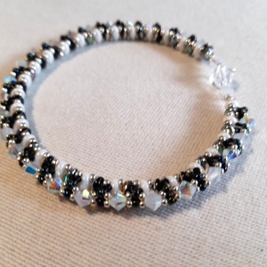 Swarovski gyöngyökkel készült, feket-fehér karkötő és fülbevaló szett - ékszer - ékszerszett - Meska.hu