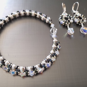 Swarovski gyöngyökkel készült, feket-fehér karkötő és fülbevaló szett, Ékszer, Ékszerszett, Ékszerkészítés, MESKA