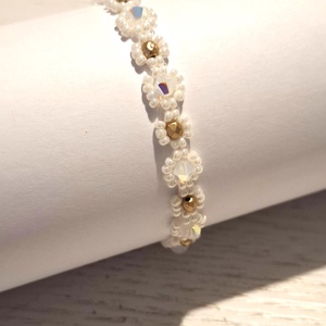 Gyöngyfűzött virág karkötő - swarovski gyöngyökkel - Meska.hu