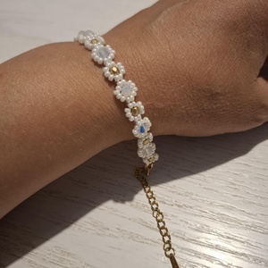 Gyöngyfűzött virág karkötő - swarovski gyöngyökkel - ékszer - karkötő - gyöngyös karkötő - Meska.hu