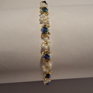 Gyöngyfűzött virág karkötő - swarovski gyöngyökkel - ékszer - karkötő - gyöngyös karkötő - Meska.hu