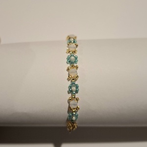 Gyöngyfűzött virág karkötő - Meska.hu