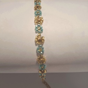 Gyöngyfűzött virág karkötő - ékszer - karkötő - gyöngyös karkötő - Meska.hu