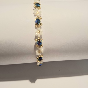 Gyöngyfűzött virág karkötő - swarovski gyöngyökkel - ékszer - karkötő - gyöngyös karkötő - Meska.hu