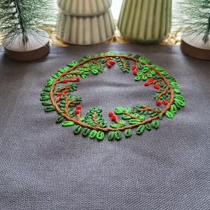 Hímzett karácsonyi koszorús dísz szalvéta, Karácsony, Adventi díszek, Adventi asztaldísz, Hímzés, MESKA
