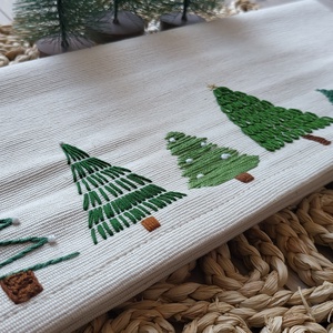 Hímzett fenyőfás asztali futó - karácsony - adventi díszek - adventi asztaldísz - Meska.hu