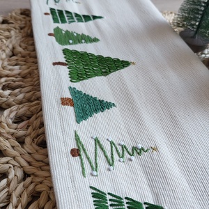 Hímzett fenyőfás asztali futó - karácsony - adventi díszek - adventi asztaldísz - Meska.hu
