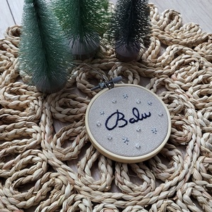 Hímzett névre szóló csengettyűs karácsonyfa dísz - karácsony - karácsonyi lakásdekoráció - karácsonyfadíszek - Meska.hu