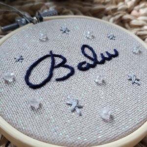 Hímzett névre szóló csengettyűs karácsonyfa dísz - karácsony - karácsonyi lakásdekoráció - karácsonyfadíszek - Meska.hu